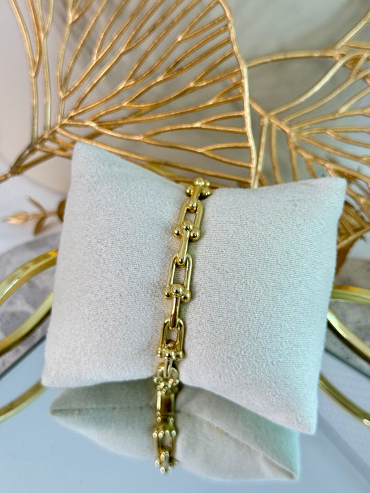 timeless jewellery, perfect gift for her, elegant jewellery, dainty jewellery, simple jewellery, classic gold bangle, fashion accessories, sleek jewellery, trendy jewellery, lightweight bangle, stylish jewellery, simple bangle, flower bangle, intricate design bangle, linked chain bangle