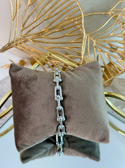 timeless jewellery, perfect gift for her, elegant jewellery, dainty jewellery, simple jewellery, classic gold bangle, fashion accessories, sleek jewellery, trendy jewellery, lightweight bangle, stylish jewellery, simple bangle, flower bangle, intricate design bangle, linked chain bangle
