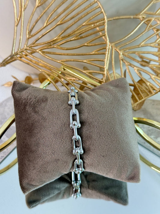 timeless jewellery, perfect gift for her, elegant jewellery, dainty jewellery, simple jewellery, classic gold bangle, fashion accessories, sleek jewellery, trendy jewellery, lightweight bangle, stylish jewellery, simple bangle, flower bangle, intricate design bangle, linked chain bangle