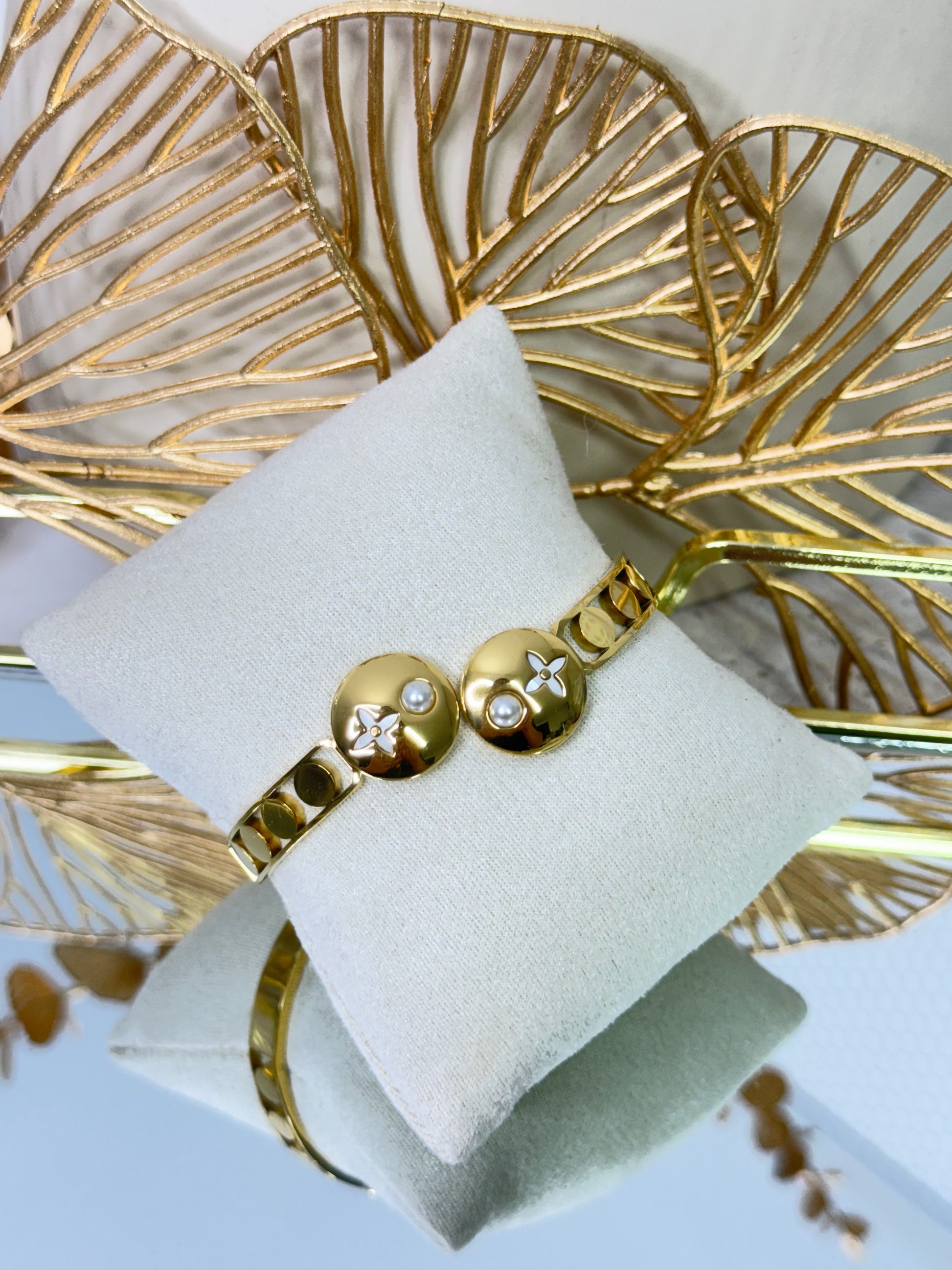 timeless jewellery, perfect gift for her, elegant jewellery, dainty jewellery, simple jewellery, classic gold bangle, fashion accessories, sleek jewellery, trendy jewellery, lightweight bangle, stylish jewellery, simple bangle, flower bangle, intricate design bangle, unique design bangle