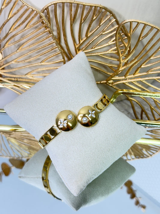 timeless jewellery, perfect gift for her, elegant jewellery, dainty jewellery, simple jewellery, classic gold bangle, fashion accessories, sleek jewellery, trendy jewellery, lightweight bangle, stylish jewellery, simple bangle, flower bangle, intricate design bangle, unique design bangle