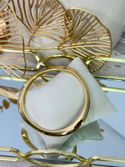 timeless jewellery, perfect gift for her, elegant jewellery, dainty jewellery, simple jewellery, classic gold bracelet, fashion accessories, sleek jewellery, trendy jewellery, lightweight bracelet, stylish jewellery, simple bracelet, tennis bangle, thick bangle, bold bangle