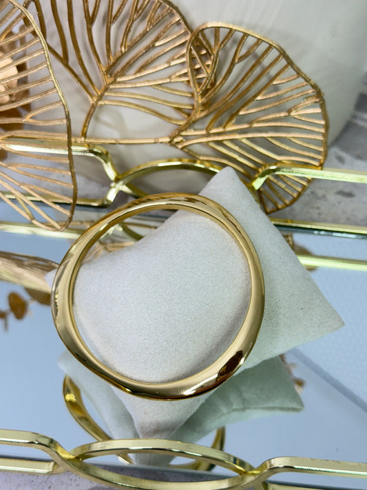 timeless jewellery, perfect gift for her, elegant jewellery, dainty jewellery, simple jewellery, classic gold bracelet, fashion accessories, sleek jewellery, trendy jewellery, lightweight bracelet, stylish jewellery, simple bracelet, tennis bangle, thick bangle, bold bangle