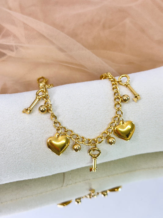 cute bracelet, heart bracelet, heart design bracelet, heart dangling bracelet, gold bracelet, bracelet for any occasion