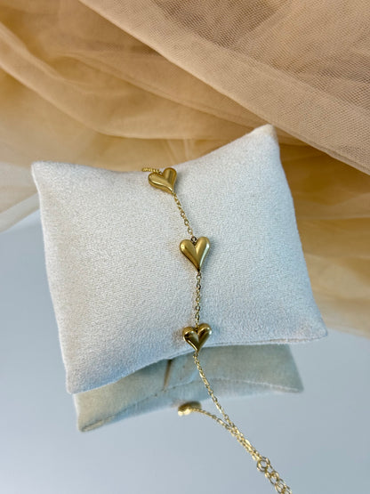 timeless jewellery, perfect gift for her, elegant jewellery, dainty jewellery, simple jewellery, classic gold bracelet, fashion accessories, sleek jewellery, trendy jewellery, lightweight bracelet, stylish jewellery, simple bracelet, heart bracelet