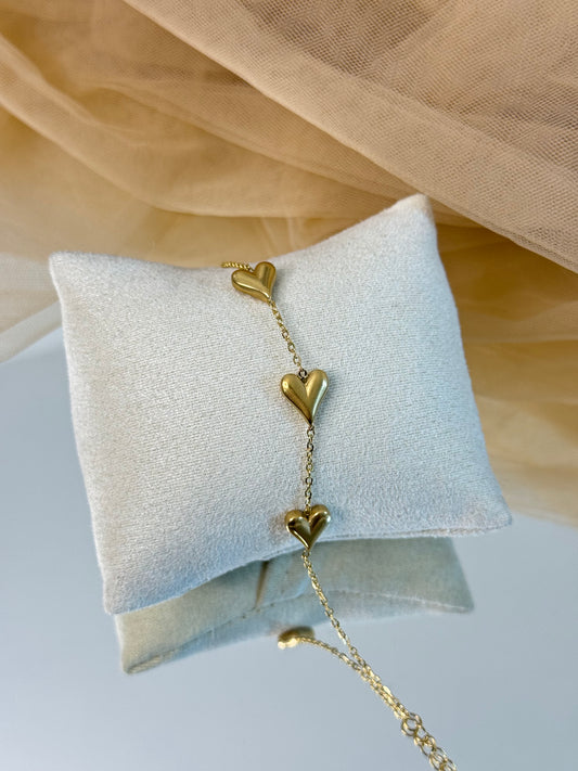 timeless jewellery, perfect gift for her, elegant jewellery, dainty jewellery, simple jewellery, classic gold bracelet, fashion accessories, sleek jewellery, trendy jewellery, lightweight bracelet, stylish jewellery, simple bracelet, heart bracelet