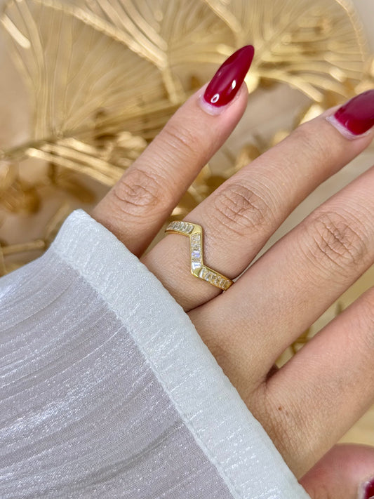 gold ring, wave design ring, minimal ring, ring with stone, simple ring, ring with embedded stone