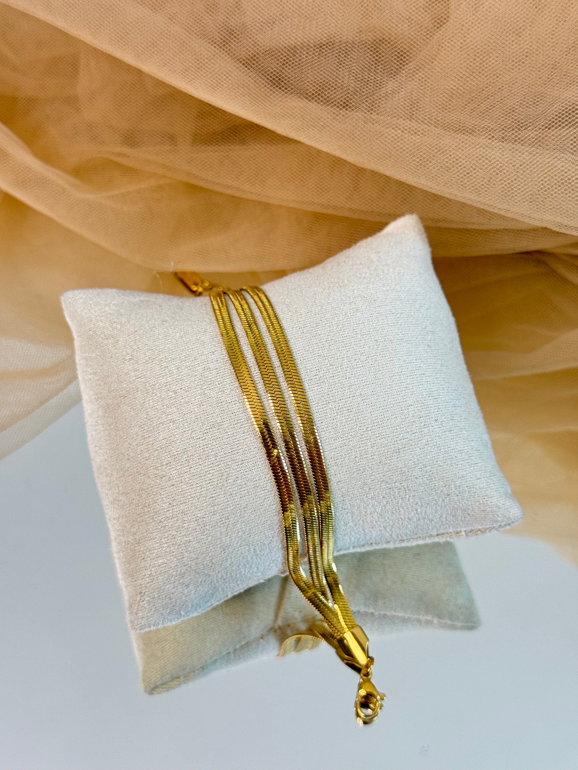 timeless jewellery, perfect gift for her, elegant jewellery, dainty jewellery, simple jewellery, classic gold bracelet, fashion accessories, sleek jewellery, trendy jewellery, lightweight bracelet, stylish jewellery, simple bracelet, stratified bracelet, layered bracelet, flat chain bracelet