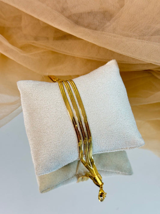 timeless jewellery, perfect gift for her, elegant jewellery, dainty jewellery, simple jewellery, classic gold bracelet, fashion accessories, sleek jewellery, trendy jewellery, lightweight bracelet, stylish jewellery, simple bracelet, stratified bracelet, layered bracelet, flat chain bracelet