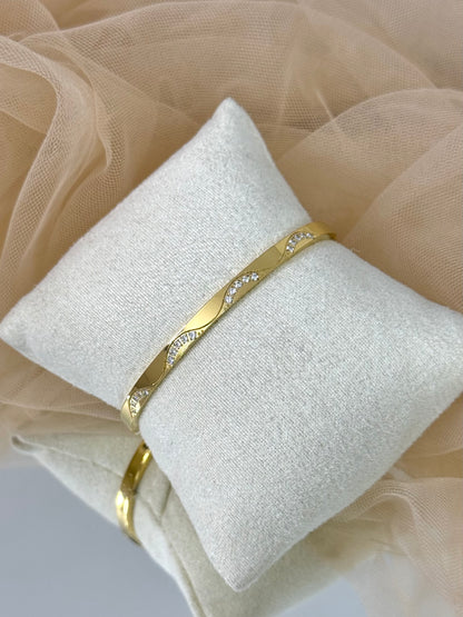 timeless jewellery, perfect gift for her, elegant jewellery, elegant bracelet, charm bracelet, dainty jewellery, simple jewellery,  fashion accessories, sleek jewellery, trendy jewellery, lightweight bangle, stylish jewellery, simple bangle, classic gold bangle, bangle with stones, intricate design bangle, best gift for her, classic gold chain bangle, stylish gift, statement bracelet, versatile bracelet, bracelet Australia, gold bracelet, gold bangle, elegant bangle, classic bangle, bangle for any outfit