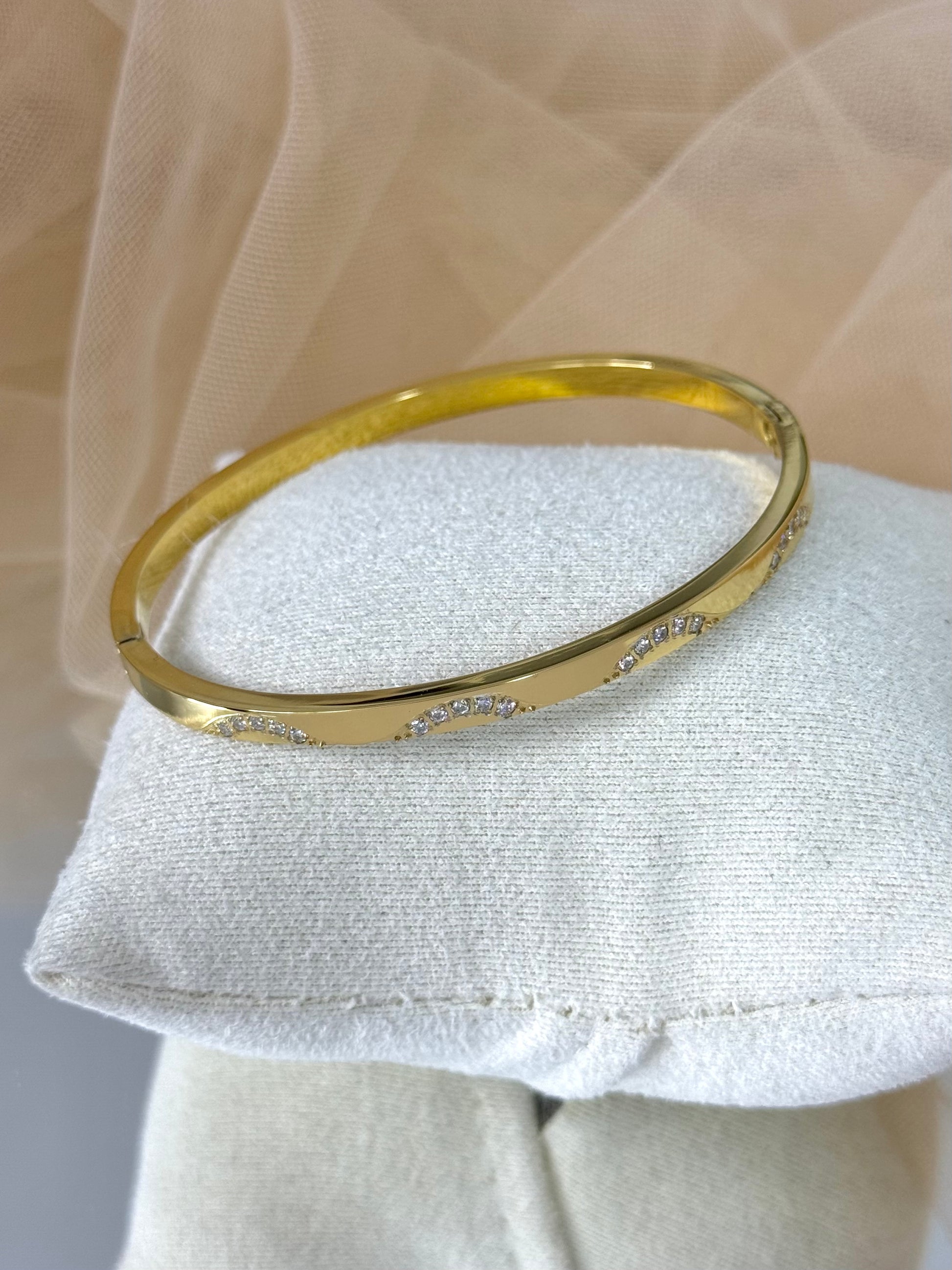 timeless jewellery, perfect gift for her, elegant jewellery, elegant bracelet, charm bracelet, dainty jewellery, simple jewellery,  fashion accessories, sleek jewellery, trendy jewellery, lightweight bangle, stylish jewellery, simple bangle, classic gold bangle, bangle with stones, intricate design bangle, best gift for her, classic gold chain bangle, stylish gift, statement bracelet, versatile bracelet, bracelet Australia, gold bracelet, gold bangle, elegant bangle, classic bangle, bangle for any outfit