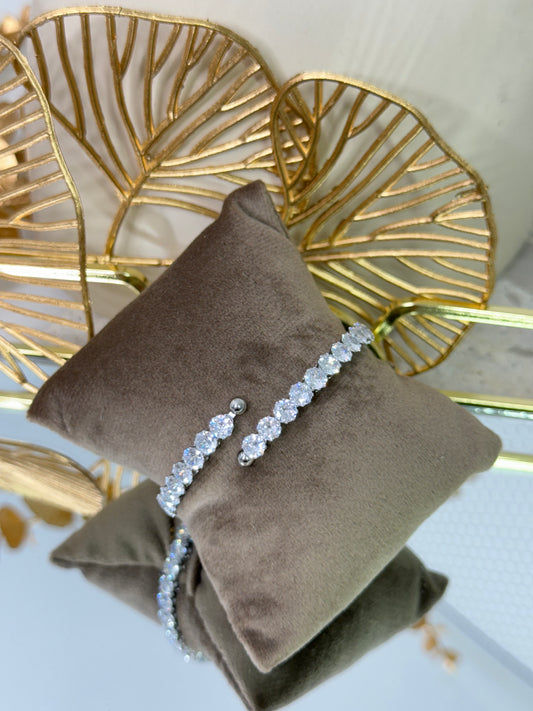 timeless jewellery, perfect gift for her, elegant jewellery, dainty jewellery, simple jewellery, classic gold bracelet, fashion accessories, sleek jewellery, trendy jewellery, lightweight bracelet, stylish jewellery, simple bracelet, tennis bangle