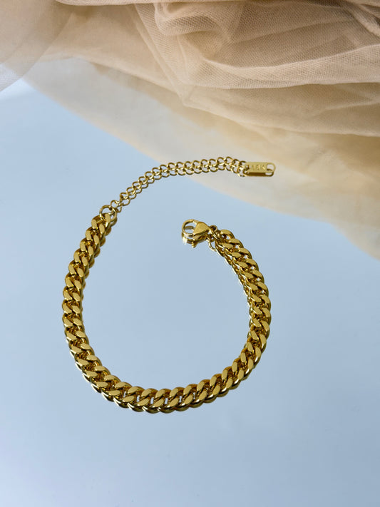 timeless jewellery, perfect gift for her, elegant jewellery, dainty jewellery, simple jewellery, classic gold bracelet, fashion accessories, sleek jewellery, trendy jewellery, lightweight bracelet, stylish jewellery, simple bracelet, flat chain bracelet