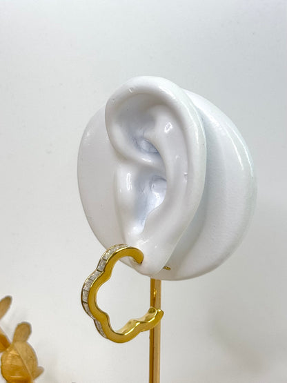 Elegant Kiva Clover earrings with a timeless four-leaf design, Gold-plated Kiva Clover earrings featuring a sophisticated and modern look, Gift Ideas Jewellery, WaterProof Jewellery, Stainless Jewellery