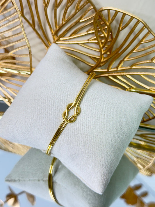timeless jewellery, perfect gift for her, elegant jewellery, dainty jewellery, simple jewellery, classic gold bangle, fashion accessories, sleek jewellery, trendy jewellery, lightweight bangle, stylish jewellery, simple bangle, twisted bangle, unique bangle