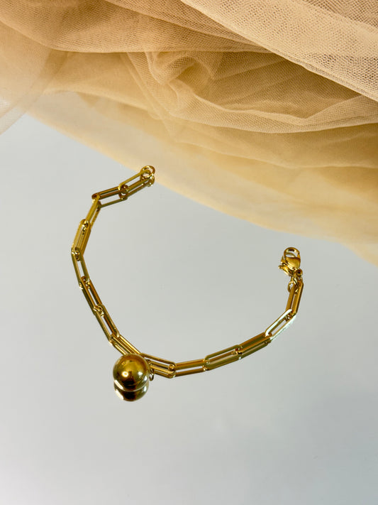 timeless jewellery, perfect gift for her, elegant jewellery, dainty jewellery, simple jewellery, classic gold bracelet, fashion accessories, sleek jewellery, trendy jewellery, lightweight bracelet, stylish jewellery, simple bracelet