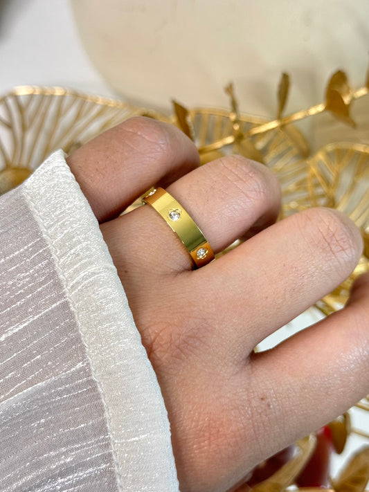 timeless jewellery, perfect gift for her, elegant jewellery, dainty jewellery, simple jewellery, classic gold ring, fashion accessories, sleek jewellery, trendy jewellery, lightweight ring, stylish jewellery, simple ring