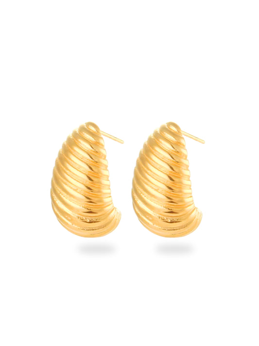 gold earrings, minimalist design earrings, jewellery for occasions, gift idea for her, cute earrings, dainty earrings, elegant earrings, dainty earrings, cute earrings, simple earrings, earrings with stones, unique design earrings, stud earrings, huggie earrings