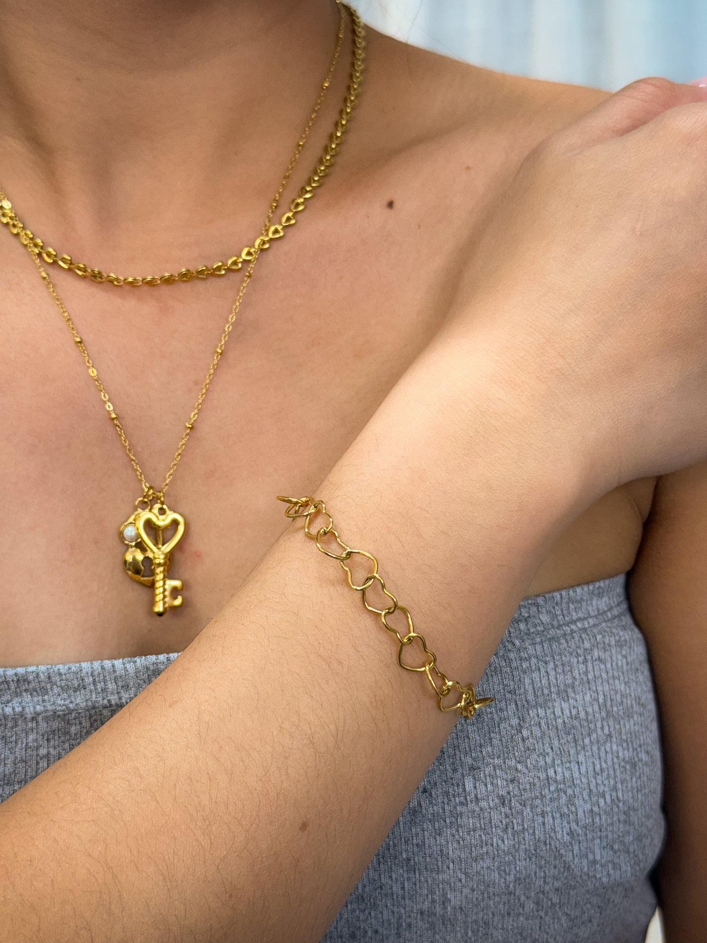 gold bracelet, minimalist, formal wear, jewellery for occasion, gift idea for her, cute bracelet, dainty bracelet, elegant bracelet, dainty, unique bracelet, chain bracelet, heart chain bracelet, heart design bracelet