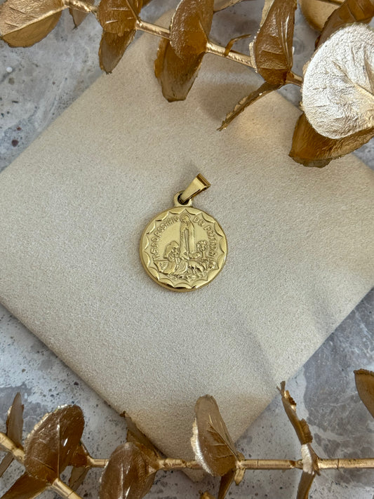 gold pendant, simple pendant, timeless design pendant, pendant for any occasion, cute pendant, versatile pendant, pendant for necklace, bold pendant