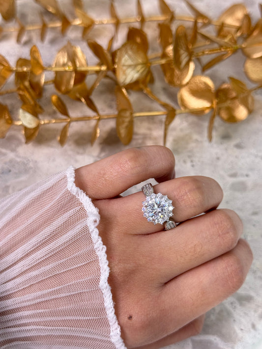 timeless jewellery, perfect gift for her, elegant jewellery, dainty jewellery, simple jewellery, classic gold ring, fashion accessories, sleek jewellery, trendy jewellery, lightweight ring, stylish jewellery, simple ring, flower ring, silver flower, sparkling ring