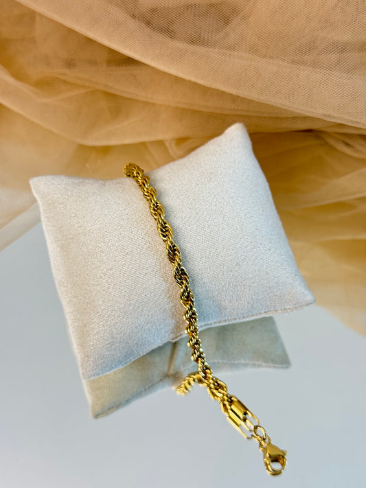 timeless jewellery, perfect gift for her, elegant jewellery, dainty jewellery, simple jewellery, classic gold bracelet, fashion accessories, sleek jewellery, trendy jewellery, lightweight bracelet, stylish jewellery, simple bracelet, chain bracelet