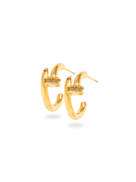 gold earrings, minimalist design earrings, jewellery for occasions, gift idea for her, cute earrings, dainty earrings, elegant earrings, dainty earrings, cute earrings, simple earrings, earrings with stones, unique design earrings, stud earrings, huggie earrings, statement earrings, minimal stones