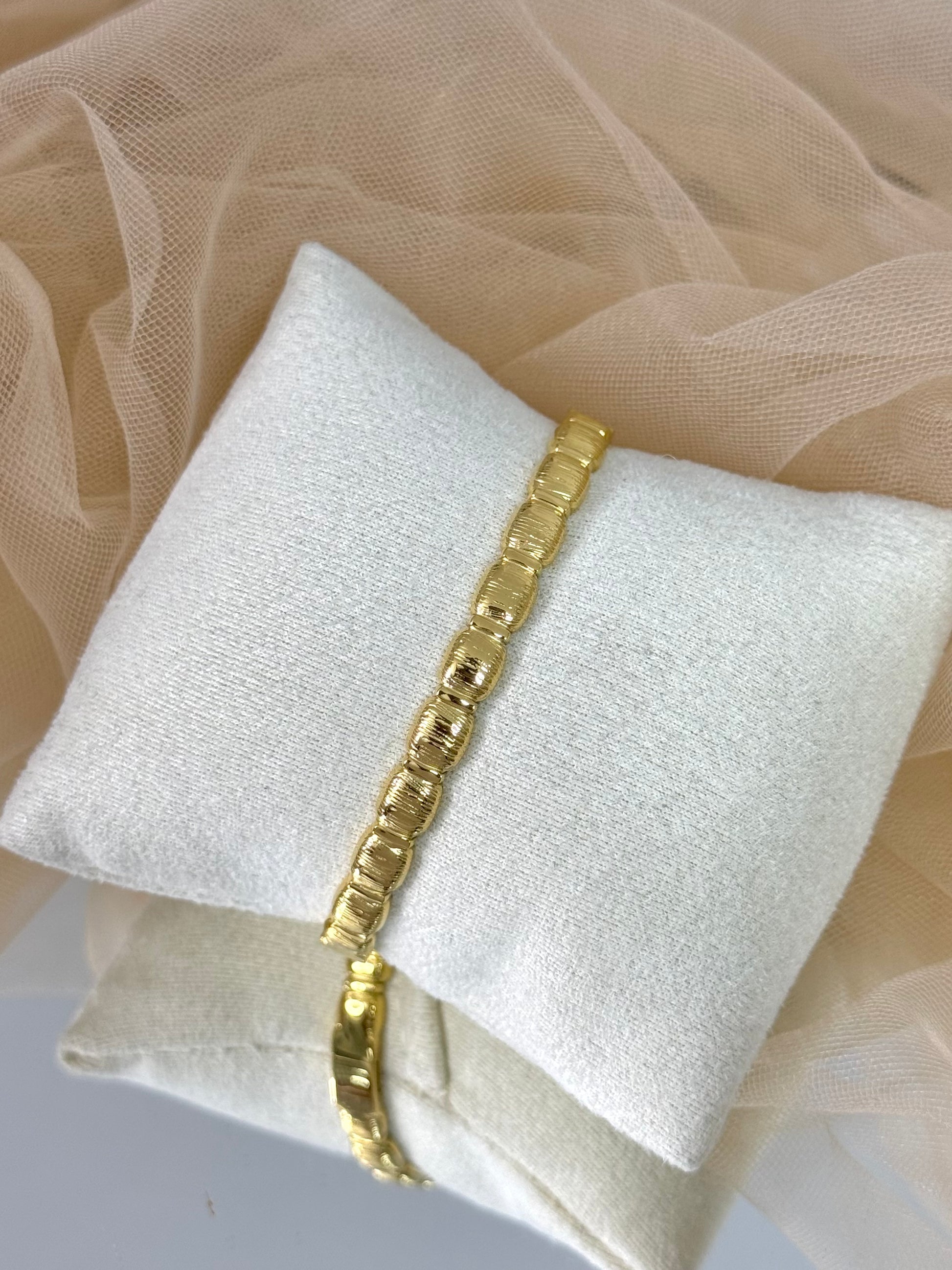 timeless jewellery, perfect gift for her, elegant jewellery, elegant bracelet, charm bracelet, dainty jewellery, simple jewellery,  fashion accessories, sleek jewellery, trendy jewellery, lightweight bangle, stylish jewellery, simple bangle, classic gold bangle, bangle with stones, intricate design bangle, best gift for her, classic gold chain bangle, stylish gift, statement bracelet, versatile bracelet, bracelet Australia, gold bracelet, gold bangle, elegant bangle, classic bangle, bangle for any outfit