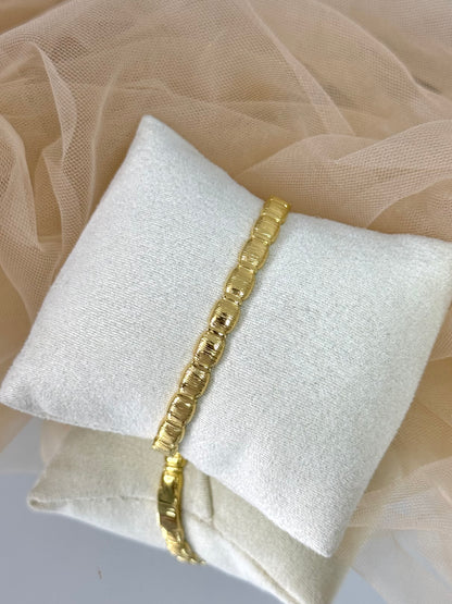 timeless jewellery, perfect gift for her, elegant jewellery, elegant bracelet, charm bracelet, dainty jewellery, simple jewellery,  fashion accessories, sleek jewellery, trendy jewellery, lightweight bangle, stylish jewellery, simple bangle, classic gold bangle, bangle with stones, intricate design bangle, best gift for her, classic gold chain bangle, stylish gift, statement bracelet, versatile bracelet, bracelet Australia, gold bracelet, gold bangle, elegant bangle, classic bangle, bangle for any outfit