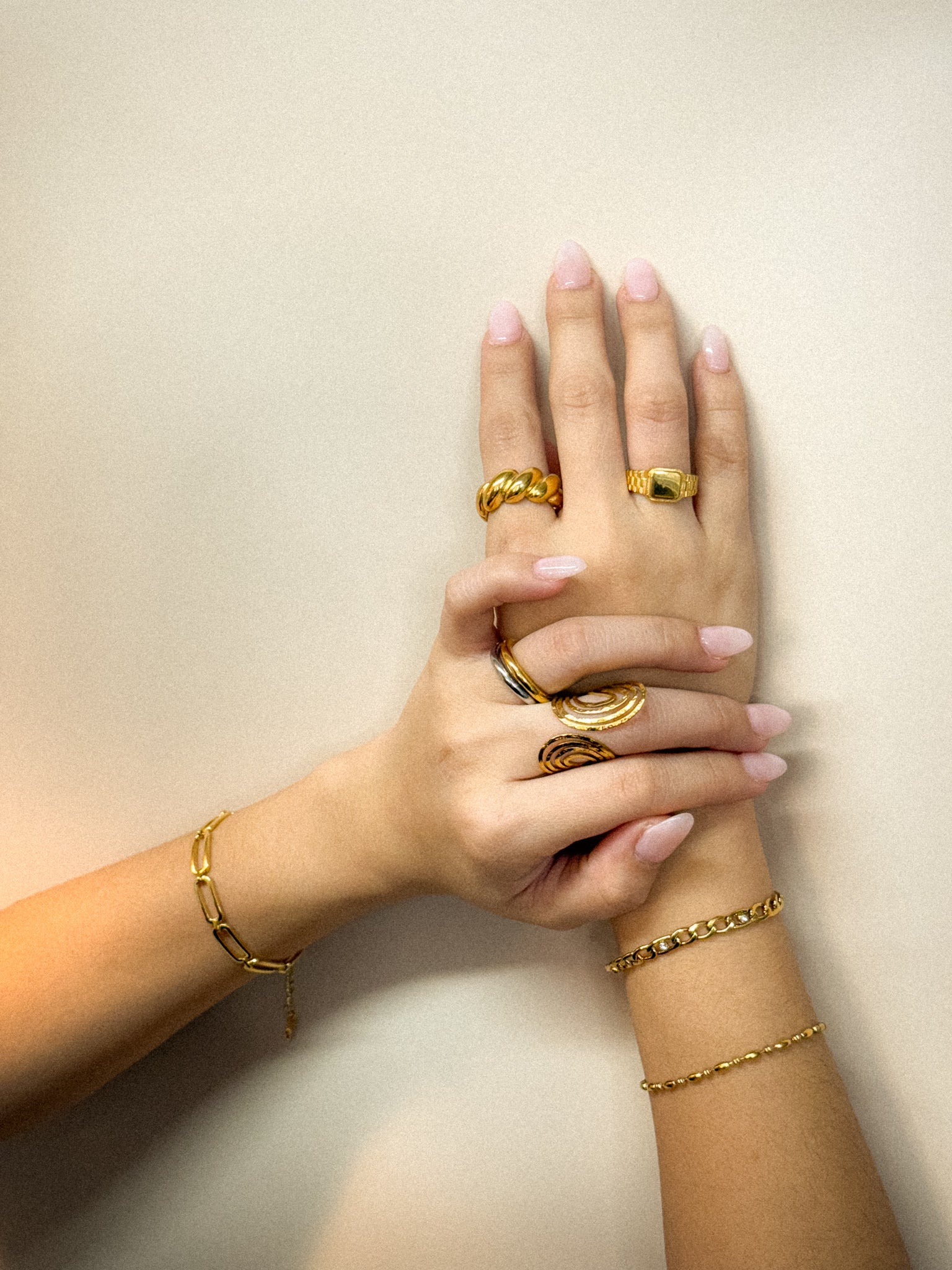 gold bracelet, minimalist, formal wear, jewellery for occasion, gift idea for her, cute bracelet, dainty bracelet, elegant bracelet, dainty, unique bracelet, chain bracelet